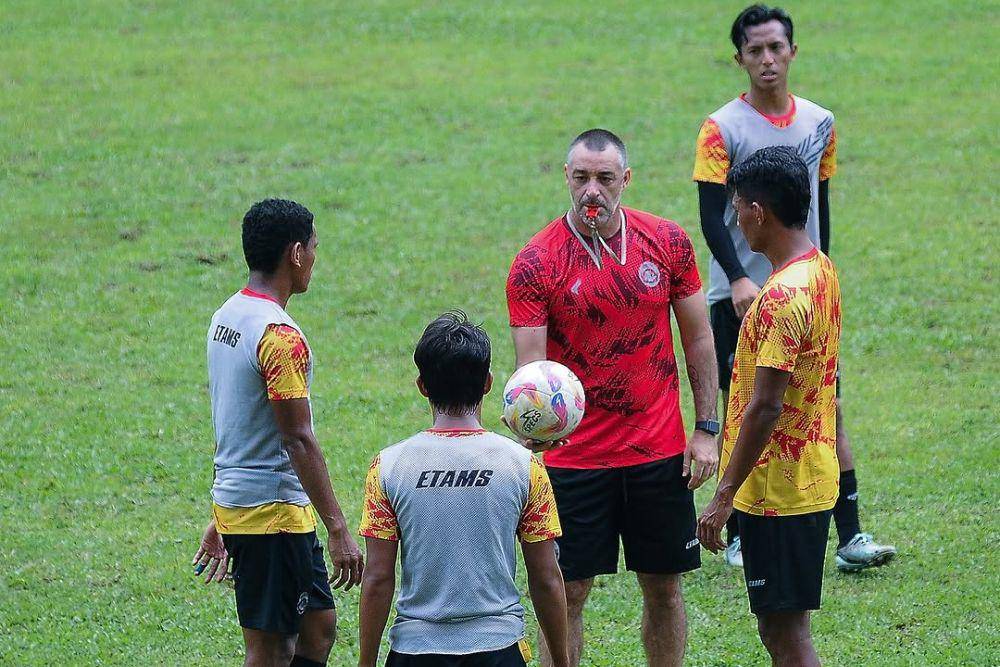 Ze Gomes (kostum merah) saat memimpin latihan perdana Arema FC pada Minggu (5/1/2025). (instagram.com/aremafcofficial)