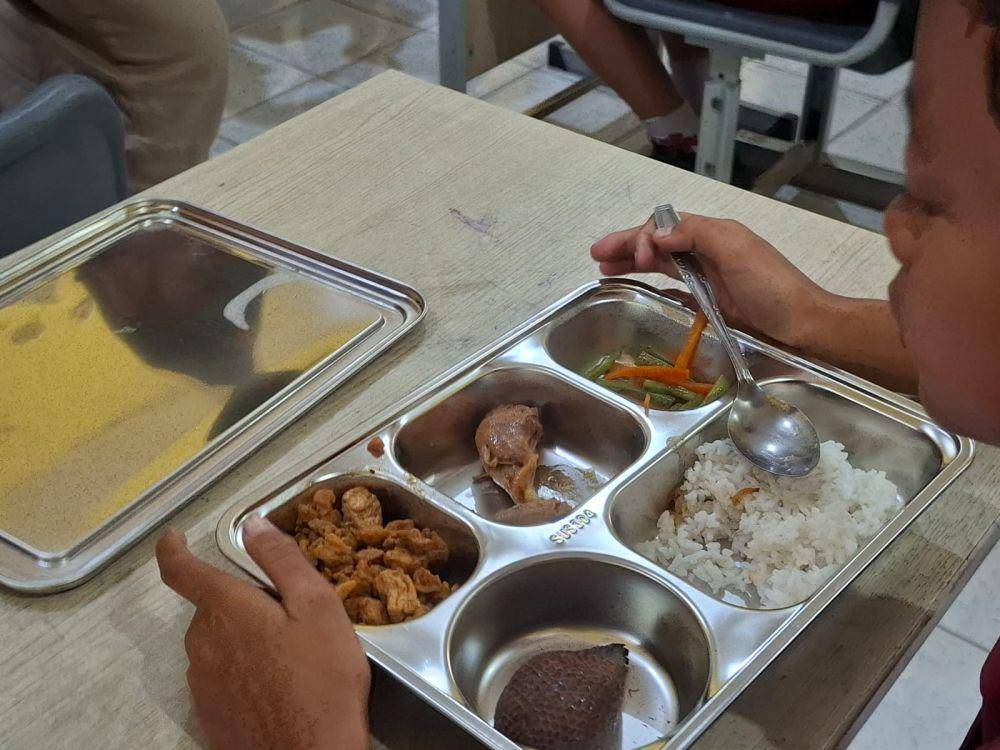 Ilustrasi menu MBG di sekolah (IDN Times/Rizal Adhi Pratama)