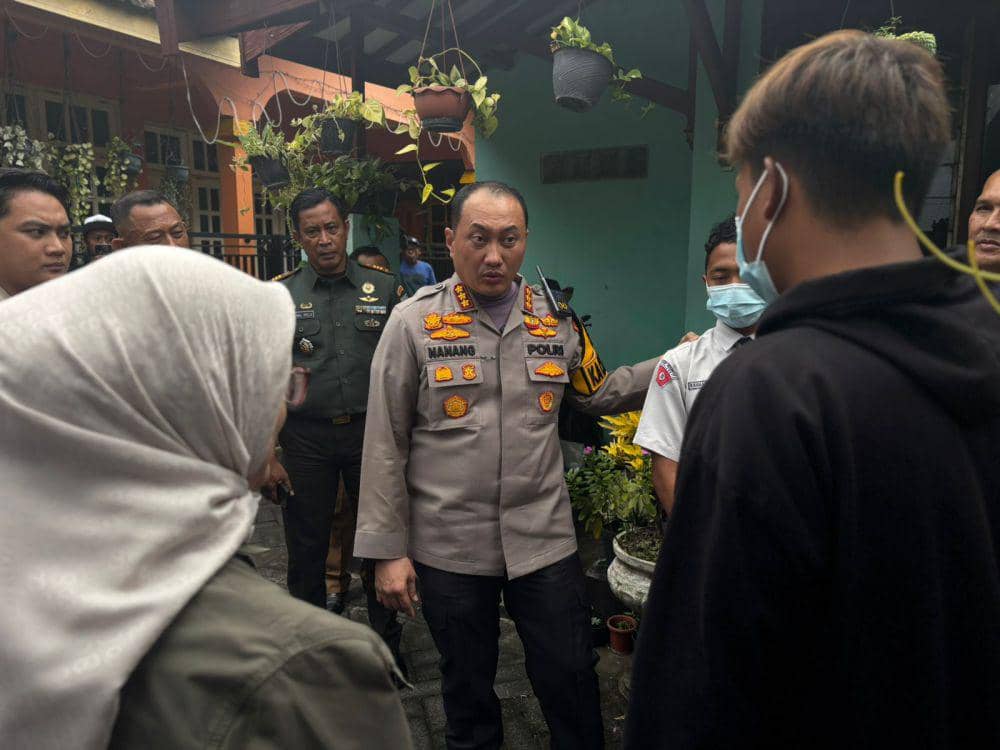 Kapolresta Malang Kota, Kombespol Nanang Haryono saat menemui para korban PB. (Dok. Humas Polresta Malang Kota)