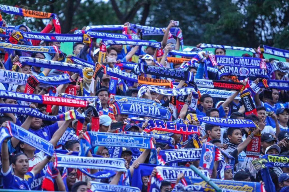 Aremania Desak Ze Gomes Mundur
