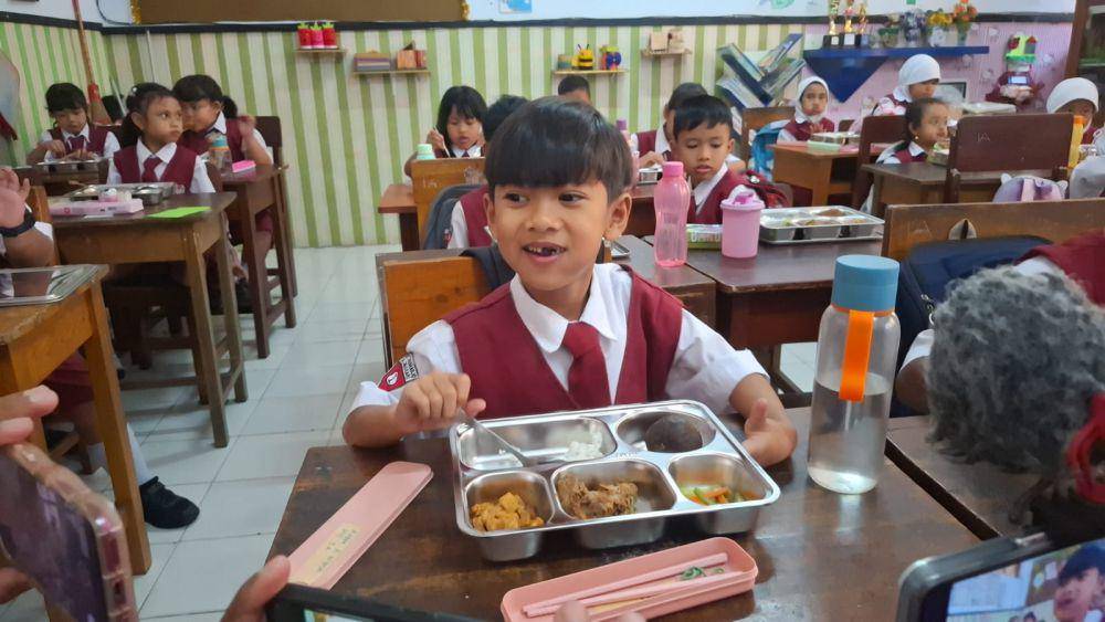 Pelaksanaan MBG di SDN Tamanharjo 1, Kabupaten Malang. (IDN Times/Rizal Adhi Pratama)