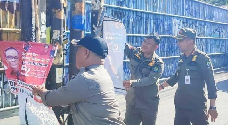 Tramtib Kecamatan Larangan Tangerang Copot Spanduk Ilegal