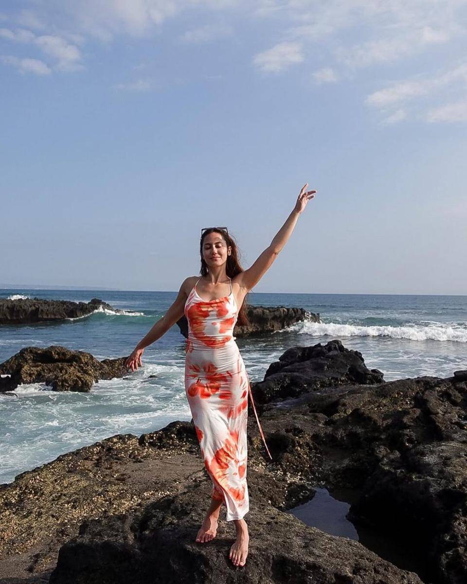 gaya OOTD liburan ke pantai ala Pevita Pearce (instagram.com/pevpearce)