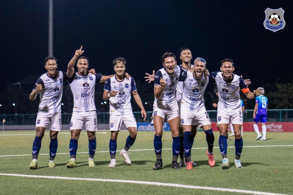 Para pemain Svay Rieng FC merayakan gol yang dicetak ke gawang Nagaworld FC dalam laga pekan ke-15 Cambodian Premier League 2024/25 yang berlangsung di Kampong Speu Stadium pada 3 Januari 2025. (Facebook.com/Preah Khan Reach Svay Rieng FC)