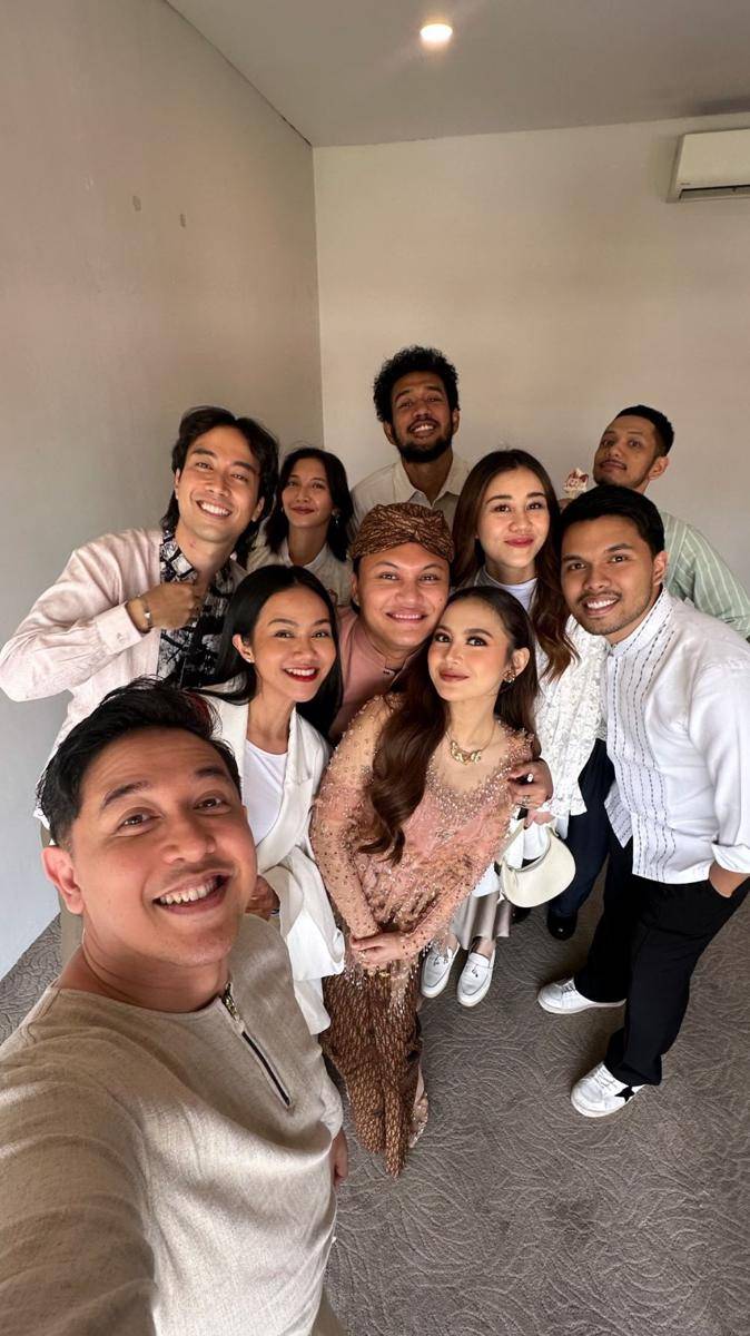 potret artis di pengajian dan siraman Mahalini (instagram.com/yurayunita)