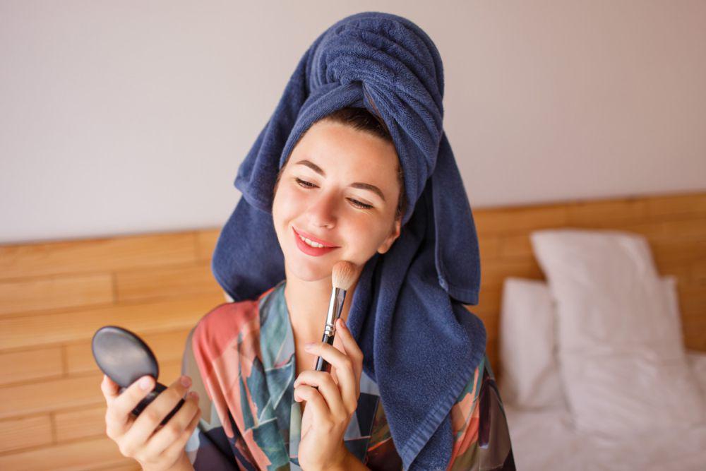 5 Tips Perawatan Kulit Unik untuk Traveler di Musim Hujan