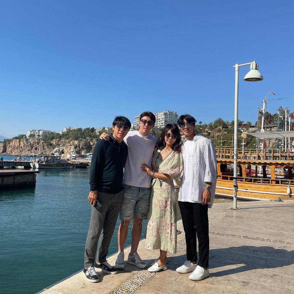Shin Tae-yong dan kedua anaknya (Instagram.com/shin_jaewon77)