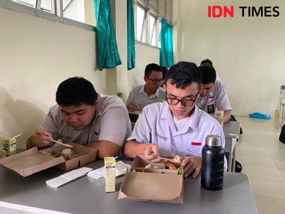 Uji coba makan bergizi gratis di SMAN 1 Pontianak beberapa pekan lalu. (IDN Times/Teri).