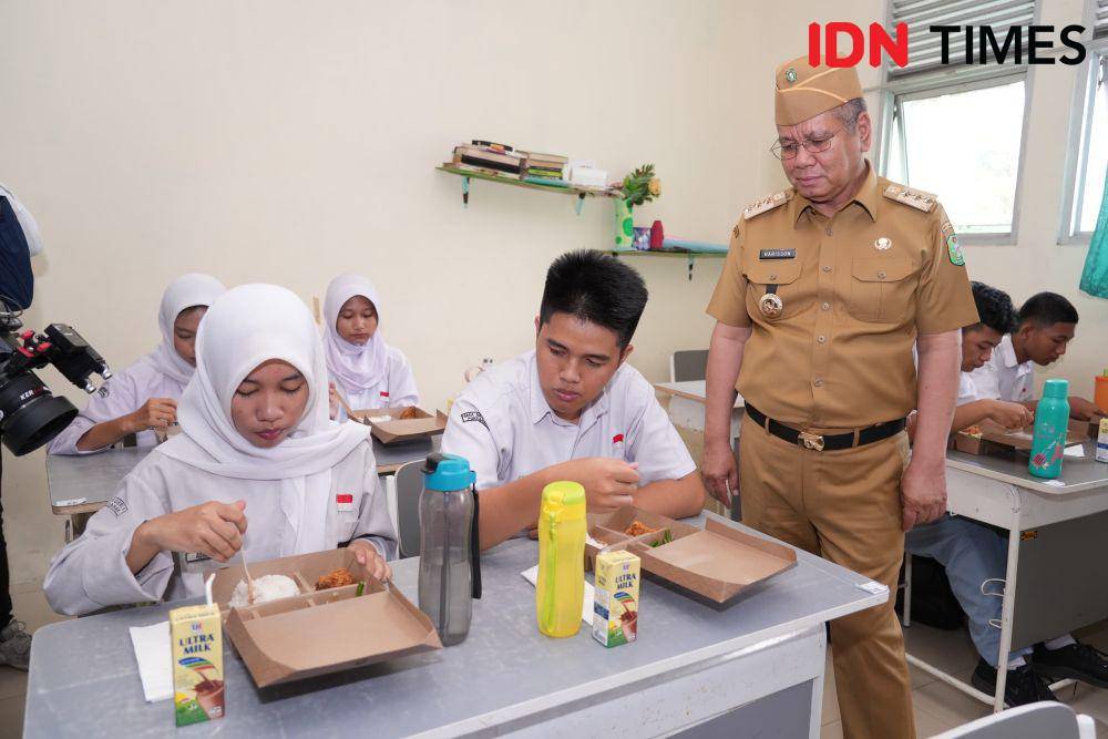 Uji coba makan bergizi gratis di SMAN 1 Pontianak. (IDN Times/Teri).