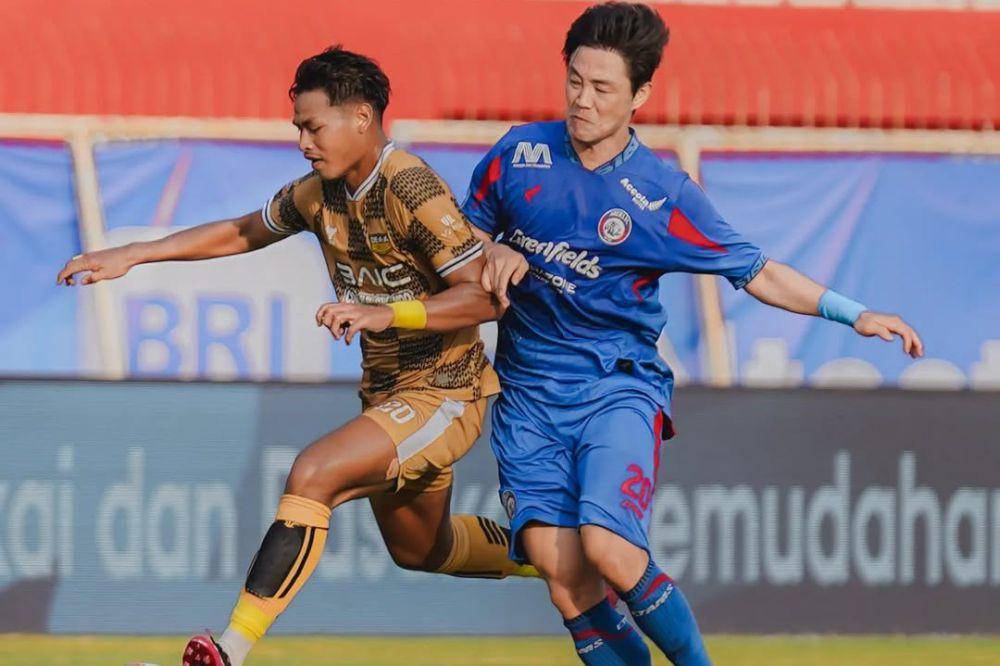 Duel antarpemain dalam laga Arema FC versus Dewa United pada putaran pertama Liga 1 2024/2025. (instagram.com/dewaunitedfc)