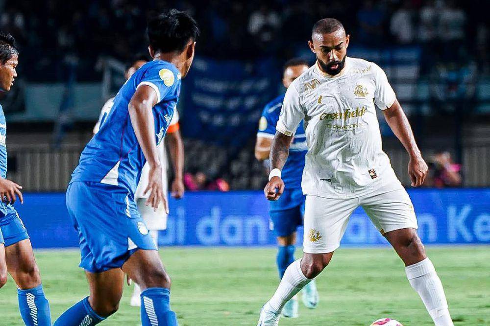 Dalberto Luan Belo (kanan) sebagai bomber asing Arema FC dalam laga melawan Persib Bandung pada putaran pertama Liga 1 2024/2025. (instagram.com/aremafcofficial)