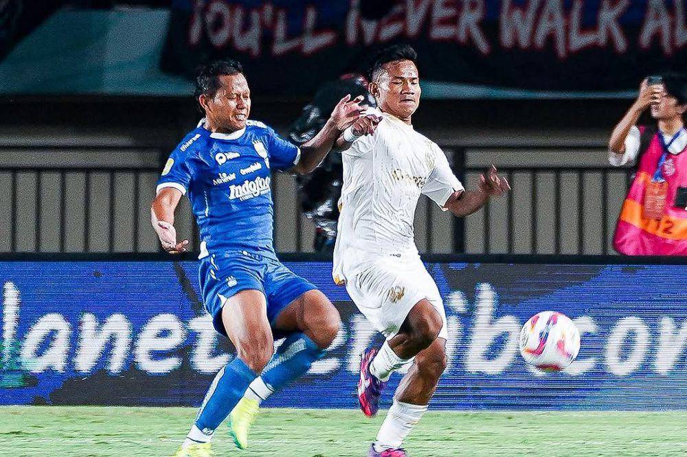 Duel antarpemain dalam laga Arema FC versus Persib Bandung pada putaran pertama Liga 1 2024/2025. (instagram.com/aremafcofficial)