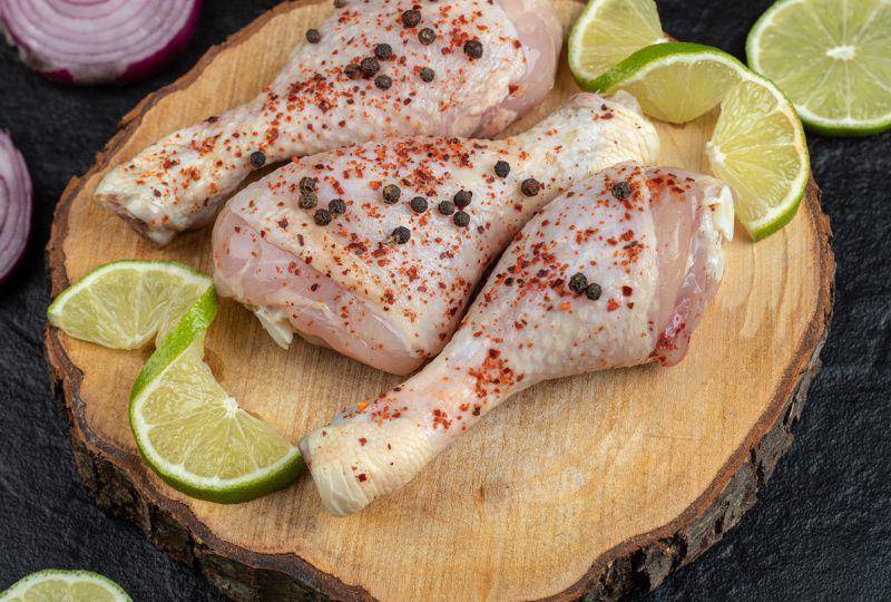 ilustrasi ayam yang dimarinasi dengan bumbu (freepik.com/Azerbaijan_stockers)