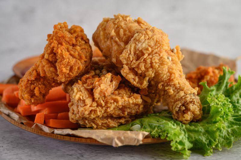ilustrasi ayam goreng (freepik.com/jcomp)