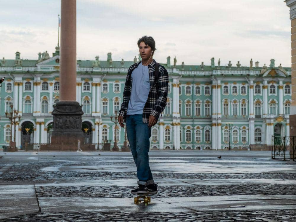 ilustrasi seorang pria bermain skateboard di jalan