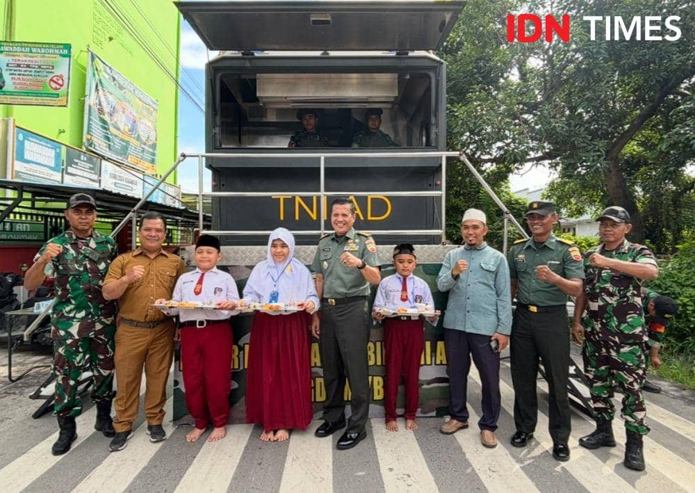 Makan sehat bergizi yang digelar oleh Kodam I/BB wilayah Kodim 0201/Medan (IDN Times/Indah Permata Sari)Makan sehat bergizi yang digelar oleh Kodam I/BB wilayah Kodim 0201/Medan (IDN Times/Indah Permata Sari)