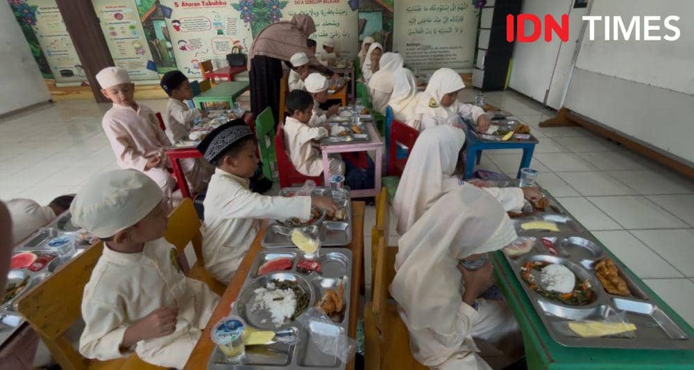250 Porsi Makan Bergizi Tanpa Susu Dibagikan ke Murid SDIT di Medan