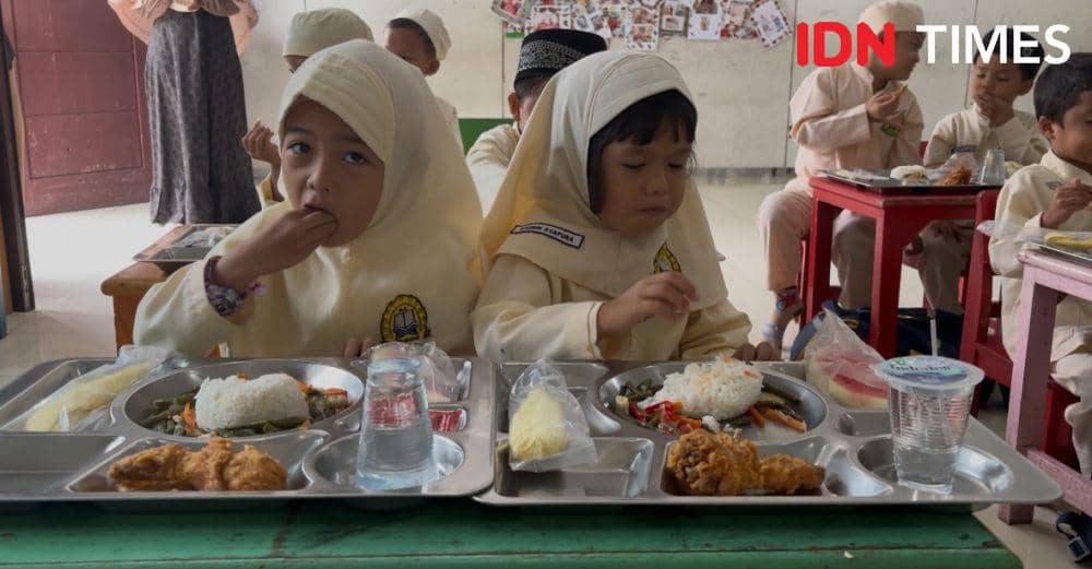 Makan sehat bergizi yang digelar oleh Kodam I/BB wilayah Kodim 0201/Medan (IDN Times/Indah Permata Sari)