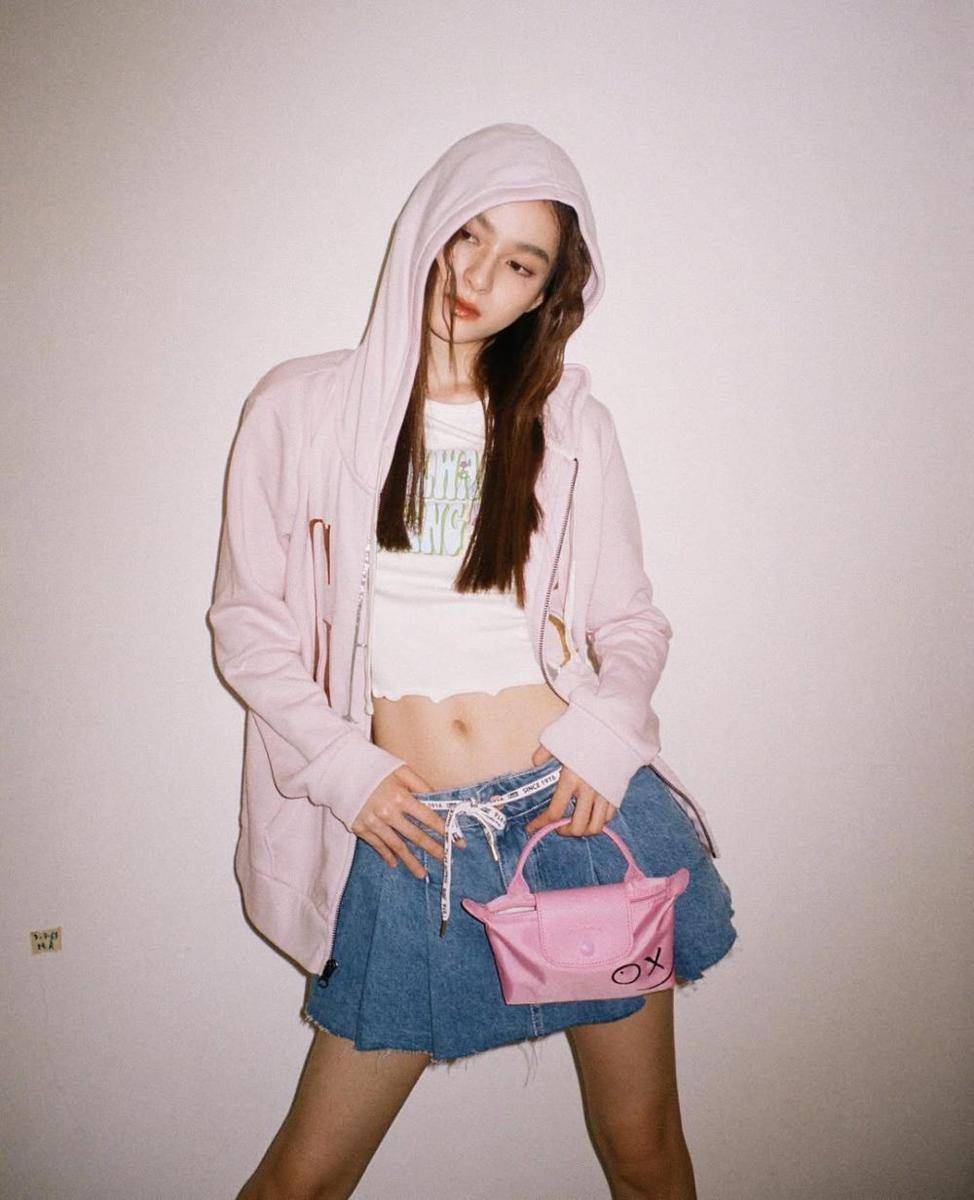 inspirasi outfit nuansa pink ala Prim Chanikarn (instagram.com/primiily)