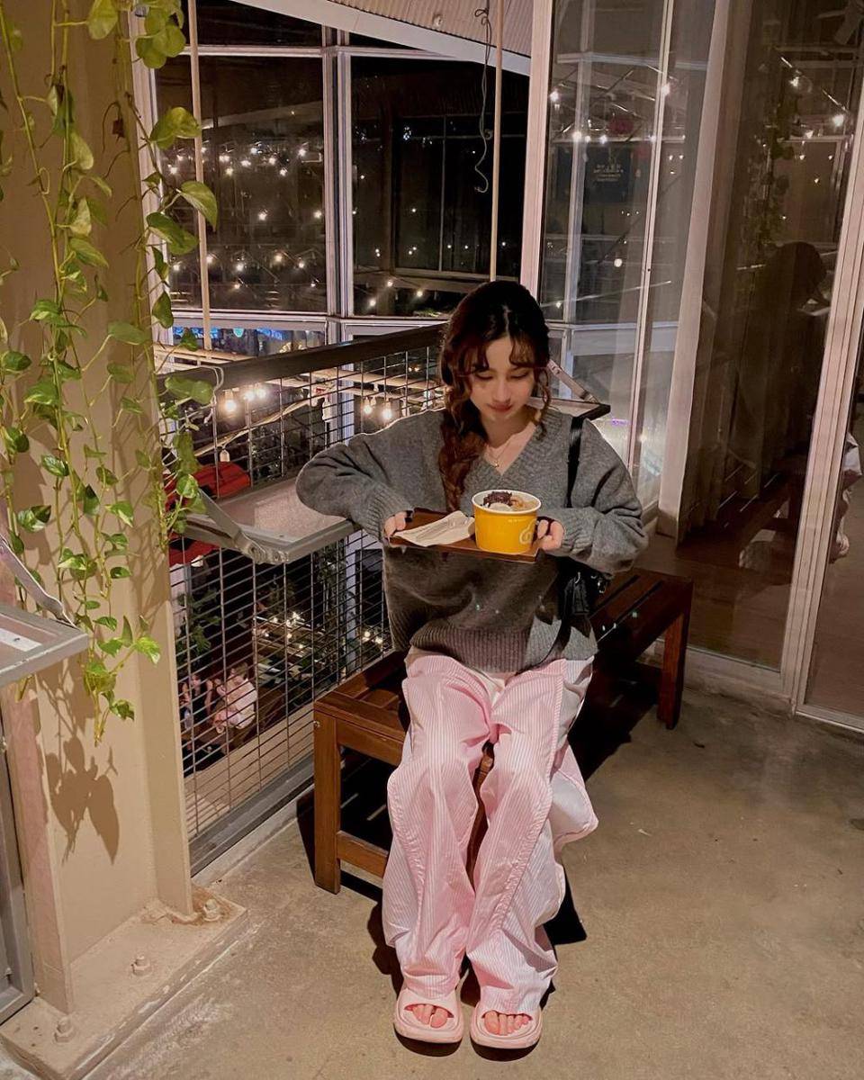 inspirasi outfit nuansa pink ala Prim Chanikarn (instagram.com/primiily)