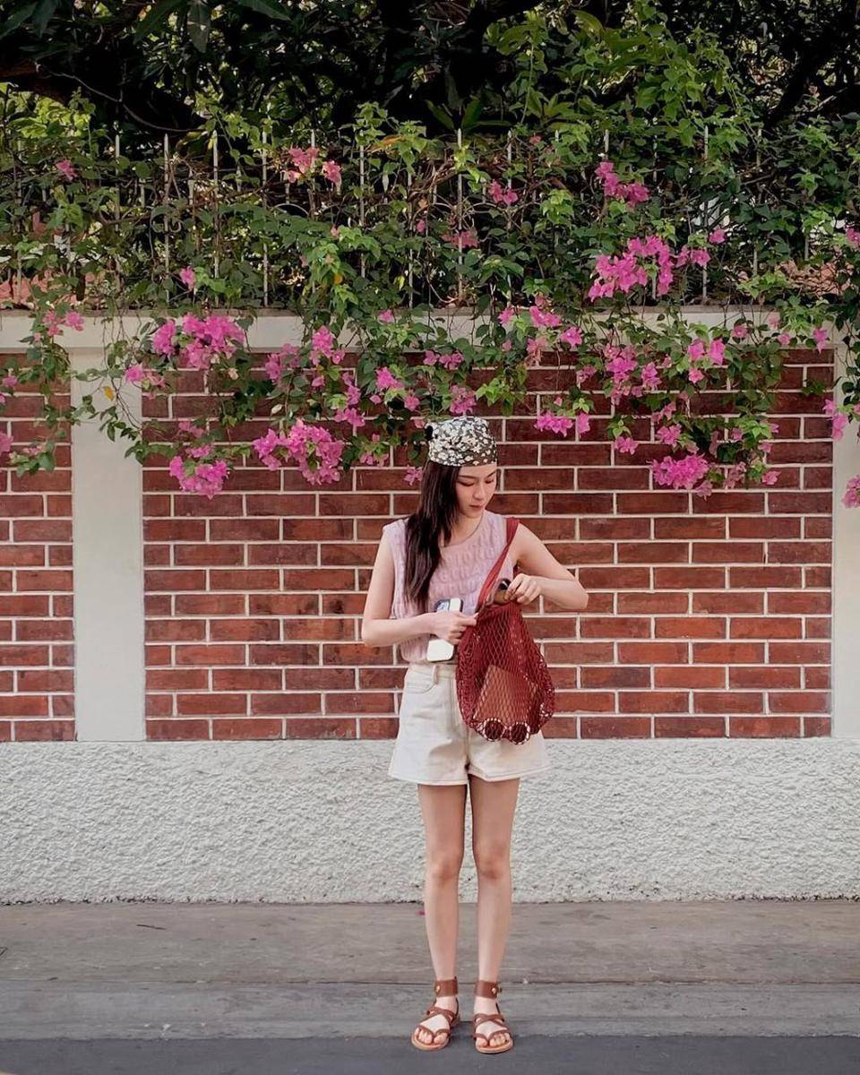 inspirasi outfit nuansa pink ala Prim Chanikarn (instagram.com/primiily)
