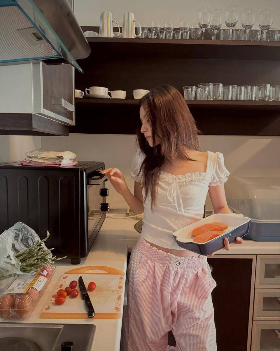 inspirasi outfit nuansa pink ala Prim Chanikarn (instagram.com/primiily)