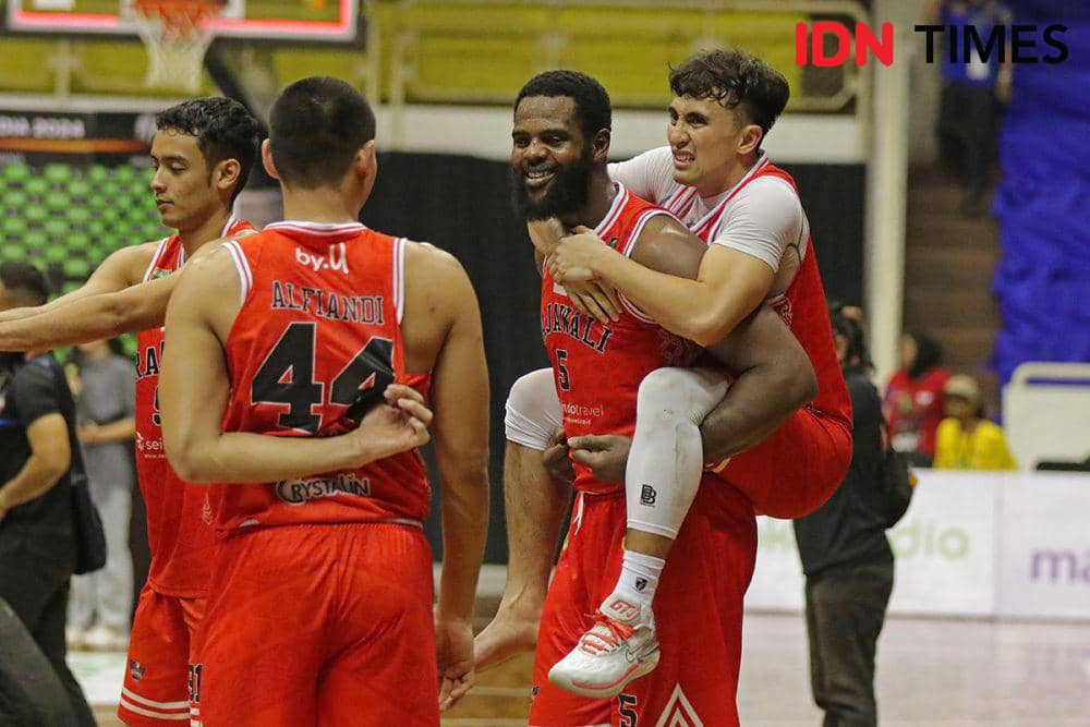 Kapten Rajawali Medan, Cassiopea Thomas Manuputty saat mengalami cedera musim IBL 2024 (IDN Times/Arifin Al Alamudi)