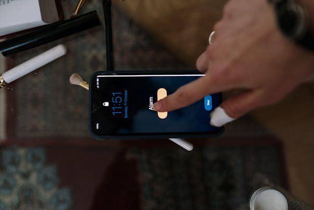 ilustrasi alarm handphone (pexels.com/cottonbro studio)