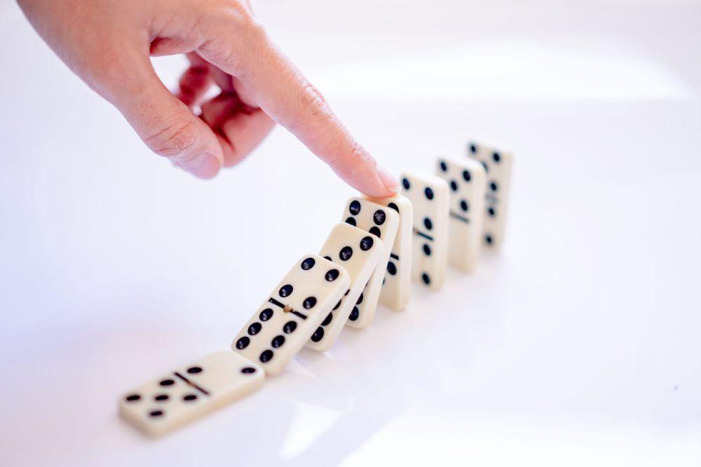 Ilustrasi efek domino (pexels.com/Oleksandr P)