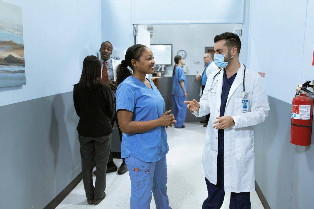 ilustrasi dokter koas dan dokter senior (pexels.com/RDNE Stock project)