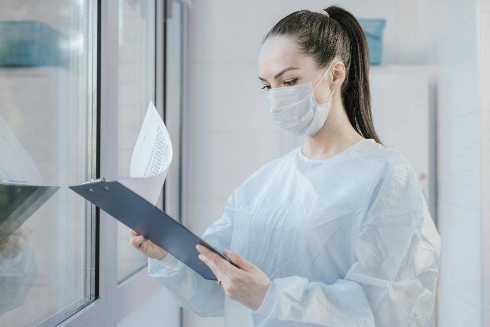 ilustrasi dokter koas melakukan pengecekan data (pexels.com/SHVETS production)