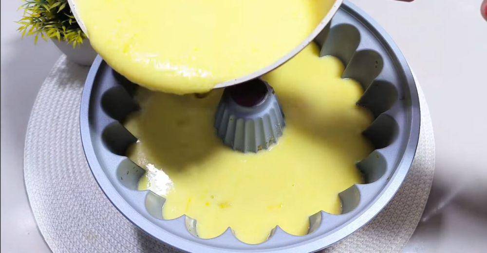 ilustrasi menuang puding mentega di atas puding lumut gula merah (YouTube.com/Aini's Gallery)