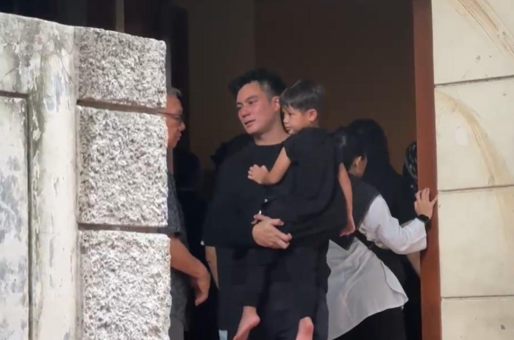 Sampaikan Belasungkawa, Rekan Artis Melayat ke Rumah Ayah Baim Wong