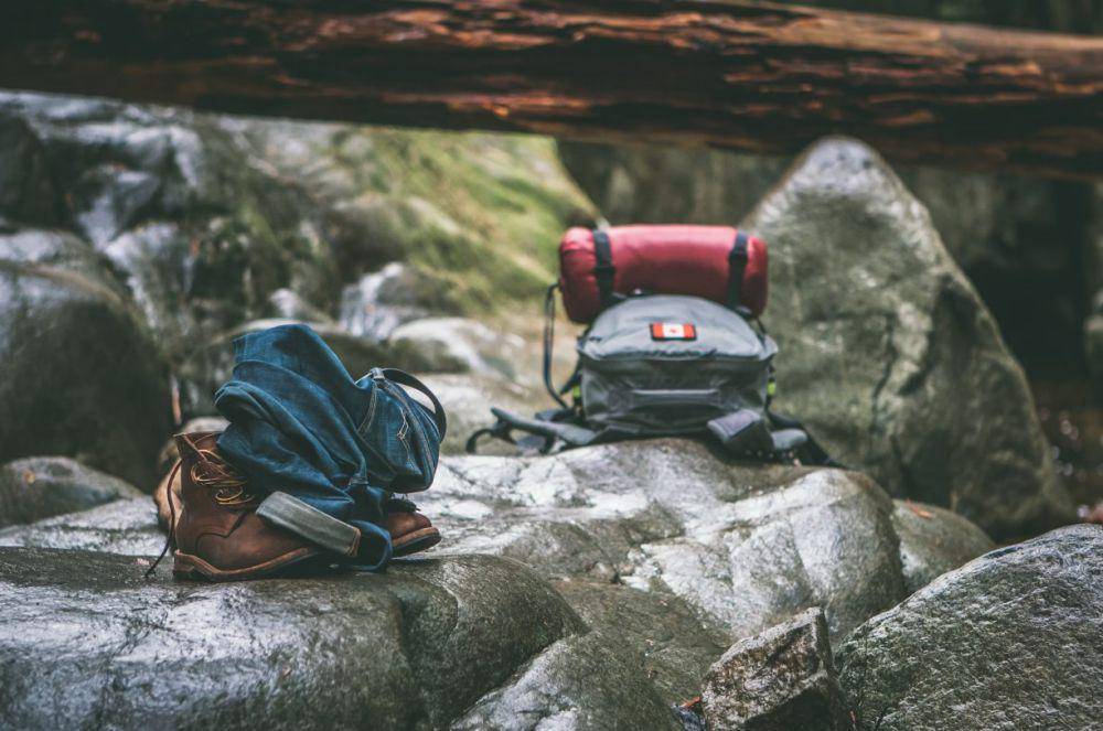 ilustrasi barang bawaan pendaki (unsplash.com/andrewly)