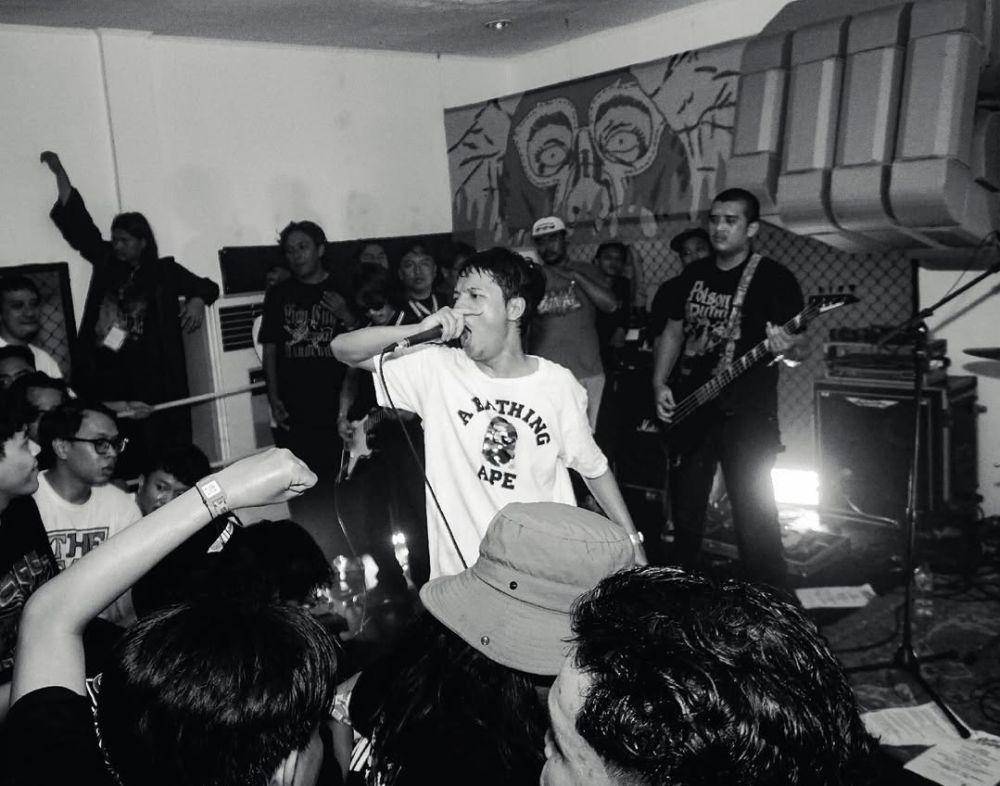 Band Dazzle manggung di gigs underground (Instagram.com/dazzleworlddd)