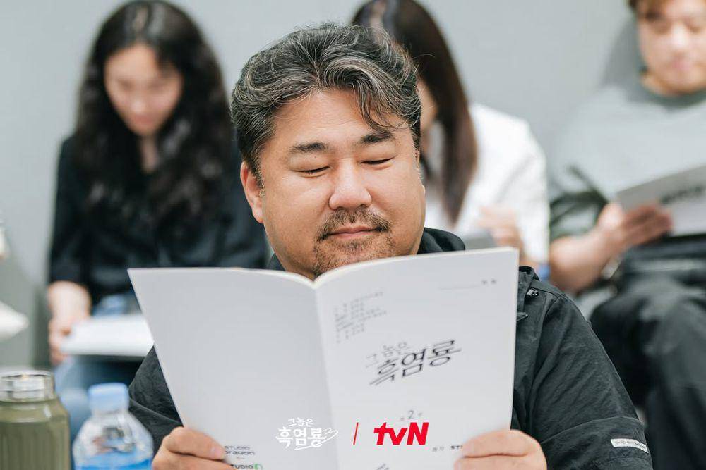 Go Chang Suk saat pembacaan naskah drama My Dearest Nemesis (instagram.com/tvn_drama)