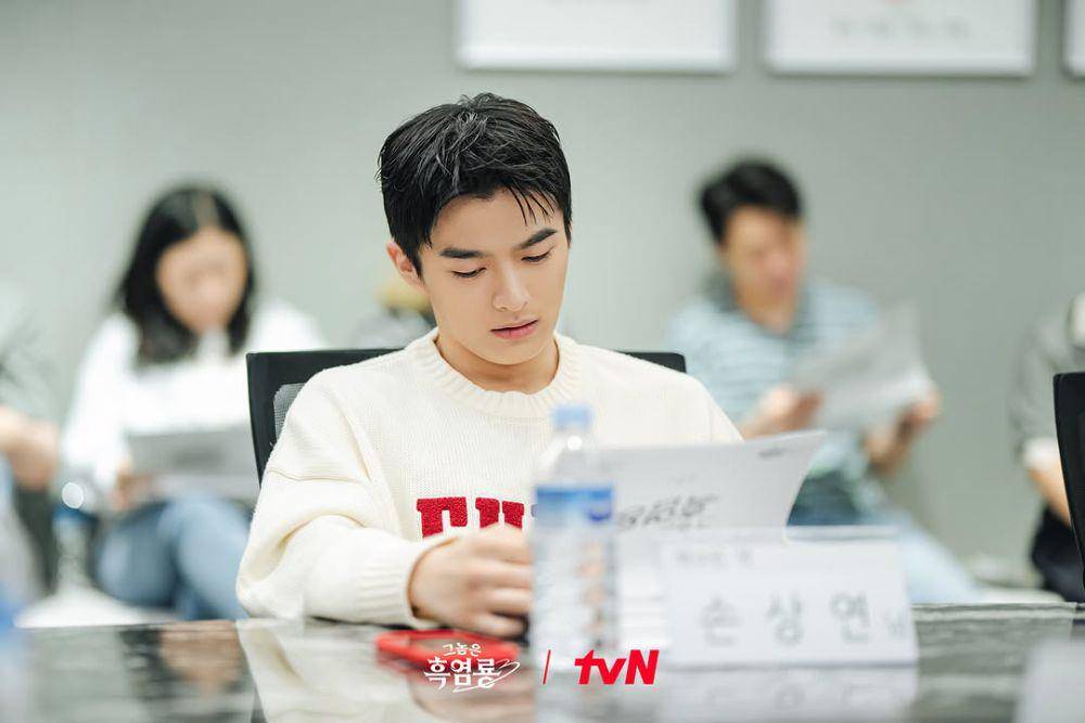 Song Sang Yeon saat pembacaan naskah drama My Dearest Nemesis (instagram.com/tvn_drama)