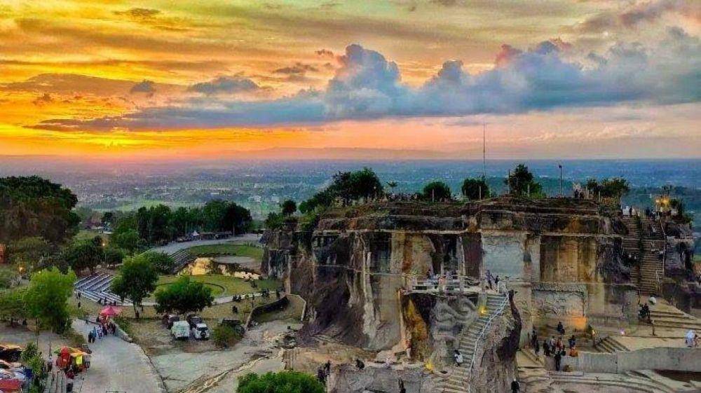 Tebing Breksi Sleman (https://sambirejosid.slemankab.go.id/)
