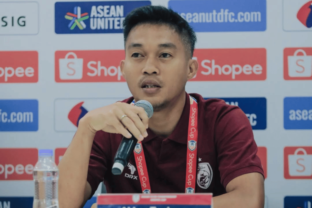 Pemain PSM Makassar, Akbar Tanjung, berbicara dalam sesi jumpa pers pra-pertandingan Grup A ASEAN Club Championship 2024/25 melawan Svay Rieng FC pada Selasa 7 Januari 2025. (Instagram.com/psm_makassar)