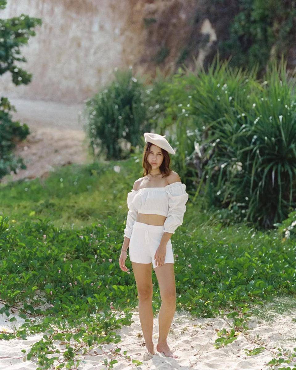 gaya OOTD liburan ke pantai ala Pevita Pearce (instagram.com/pevpearce)