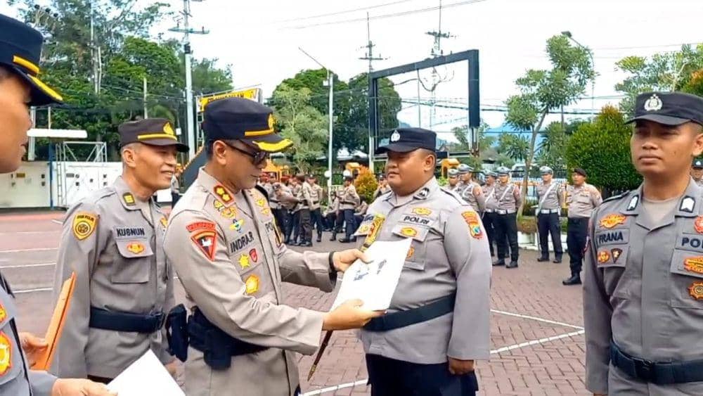 Kapolres Trenggalek, AKBP Indra Ranudikarta saat mengecek kondisi fisik anggota. IDN Times/ istimewa