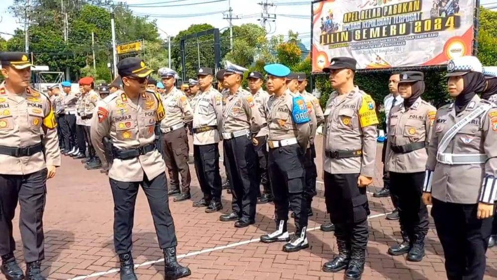 Kapolres Trenggalek, AKBP Indra Ranudikarta saat mengecek kondisi fisik anggota. IDN Times/ istimewa