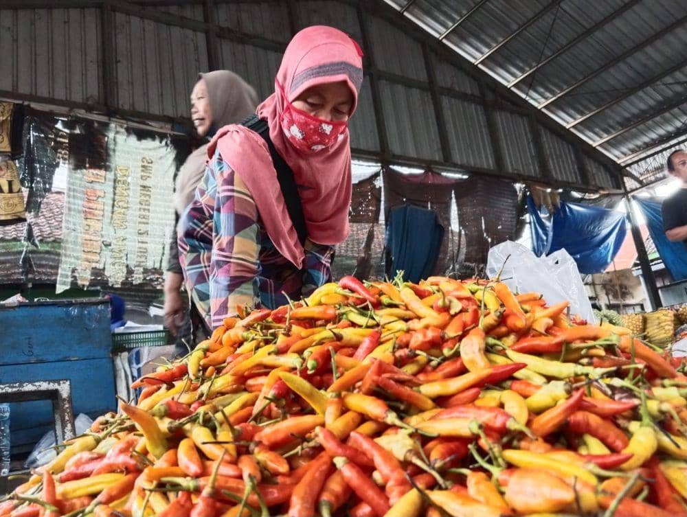 Konsumen membeli cabai di Pasar Grosir Ngemplak Tulungagung. IDN Times/ Bramanta Pamungkas