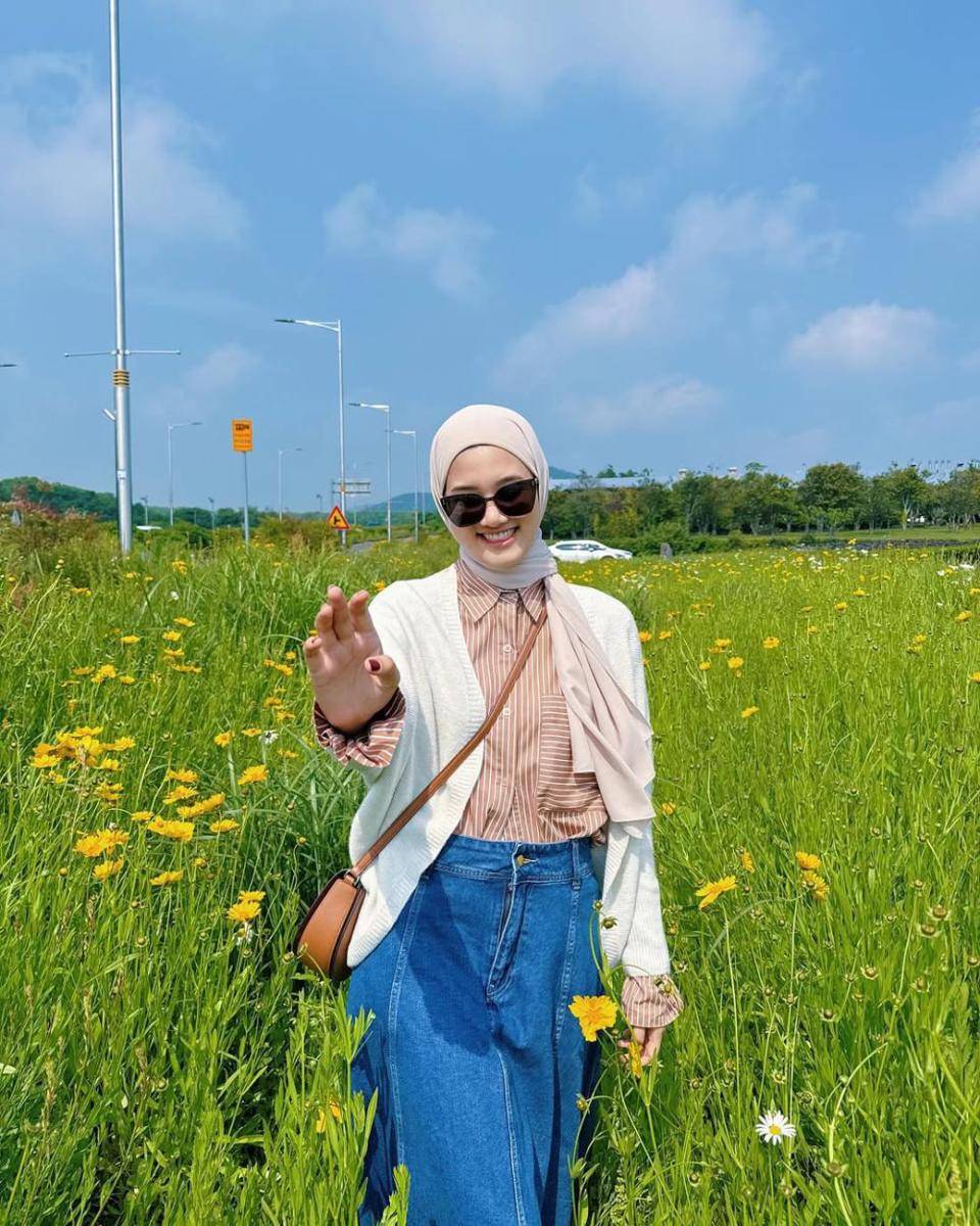 ide outfit piknik buat hijabers ala Rania Sukandari (instagram.com/raniaskdr_)