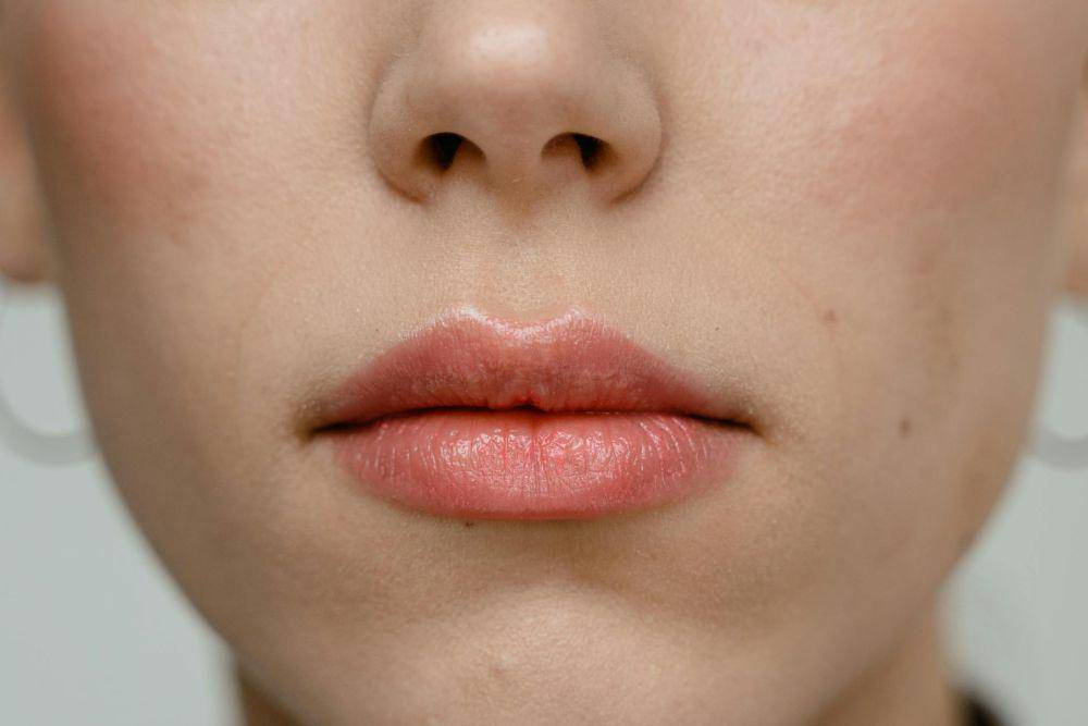 ilustrasi bibir (pexels.com/MART PRODUCTION)