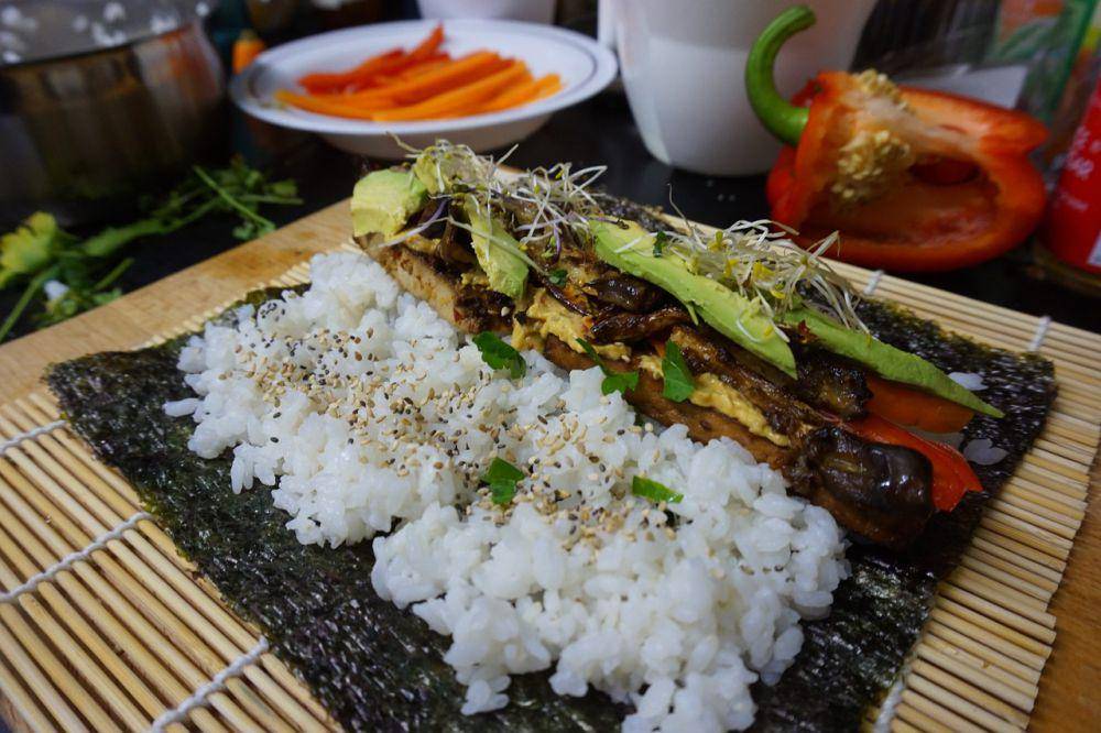 ilustrasi membuat sushi (pixabay.com/Mittmac)