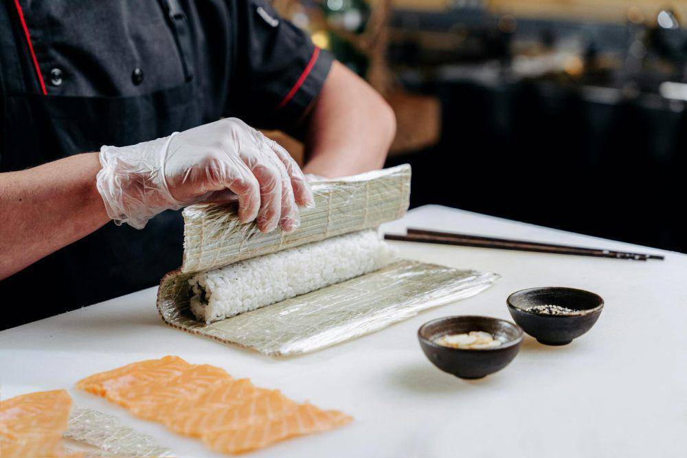 ilustrasi menggulung sushi (pexels.com/Ivan Samkov)