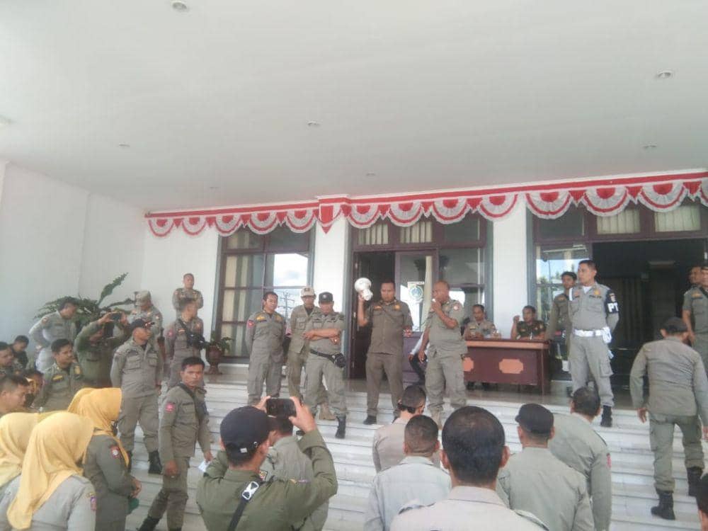 Anggota Sat Pol PP Lotim saat melakukan orasi di Kantor DPRD Lotim (IDN Times/Ruhaili)
