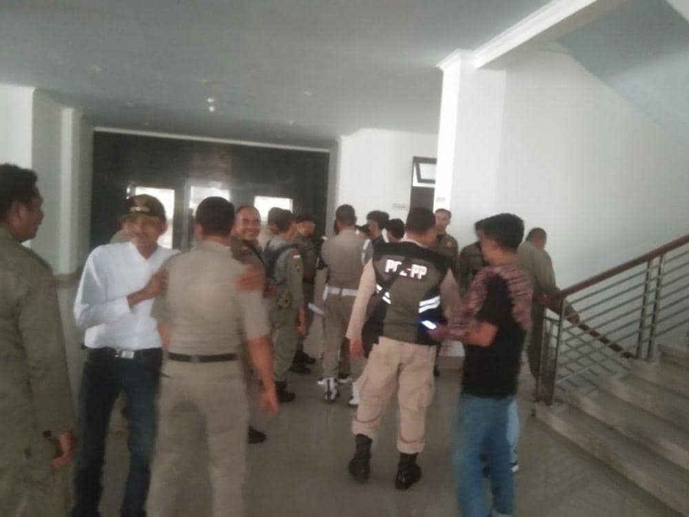 Anggota Sat Pol PP mendatangi kantor DPRD Lotim (IDN Times/Ruhaili)