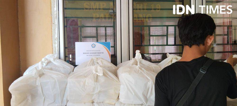 Pembagian makanan bergizi di SMP N 19 Palembang (IDN Times/Feny Maulia Agustin)